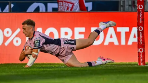  Cam Winnett o Rygbi Caerdydd yn sgorio cais