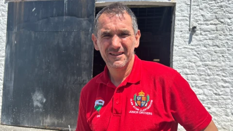 Garry Williams mewn crys coch