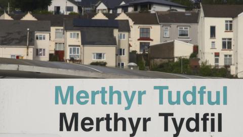 Arwydd dwyieithog Merthyr Tudful