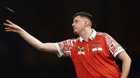 Niko Springer in action at the Hungarian Darts Trophy