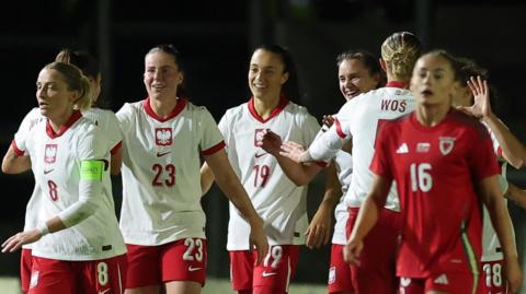 Chwaraewyr Gwlad Pwyl yn dathlu sgorio yn erbyn Cymru