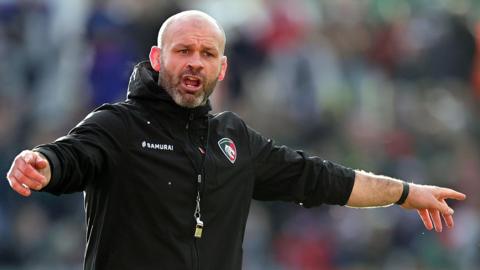 Matt Everard shouts instructions to Leicester Tigers players