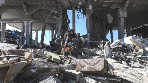 Some Palestinian residents start to return to their homes after Israel's withdrawal leaving behind a huge destruction in Khan Yunis, Gaza on April 07, 2024