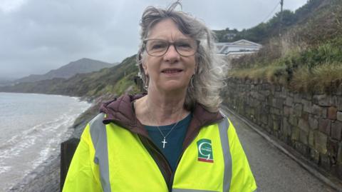 Y cynghorydd June Jones