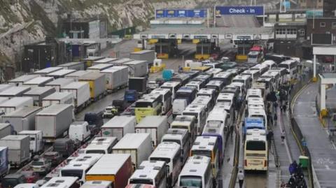 Queues of coaches