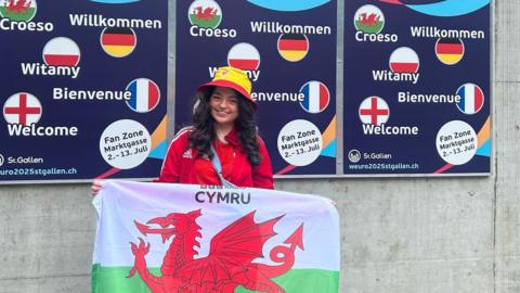 Begw yn dal baner Cymru