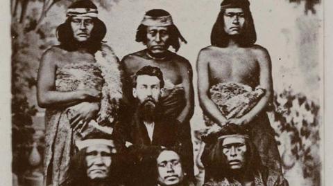 Lewis Jones gydag aelodau o'r llwyth Tehuelche, tua 1867