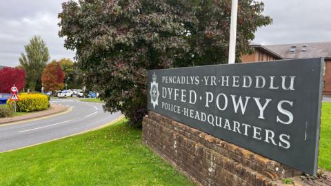 Pencadlys Heddlu Dyfed Powys yn Llangynnwr ger Caerfyrddin