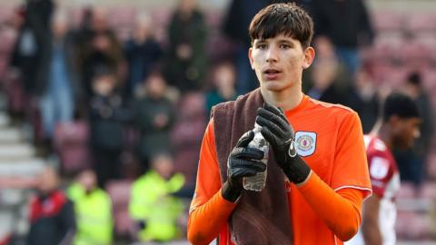 Oxford United have signed goalkeeper James Beadle from Brighton & Hove Albion.