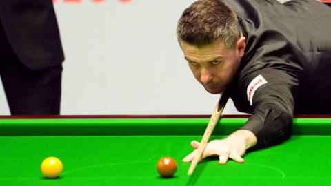 Mark Selby plays a shot