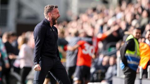 Head Coach Rob Edwards of Luton Town celebrates after Carlton Morris scores a goal to make it 2-1 during the Premier League match between Luton Town and AFC Bournemouth at Kenilworth Road