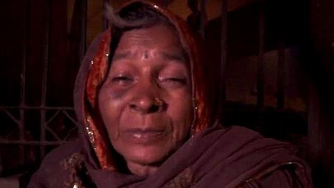 Homeless woman in Delhi smog