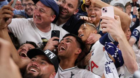 Player Richarlison celebrating with supporters after win