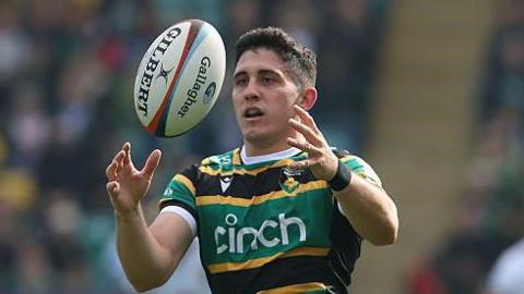 Anthony Belleau catches the ball