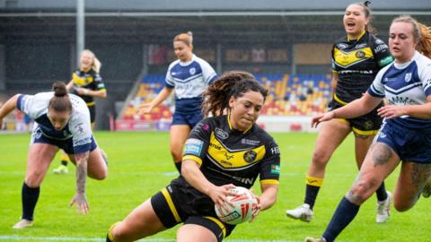 Savannah Andrade scores a try for York