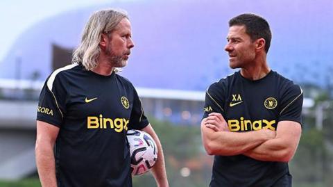 Austin MacPhee talking to Xabi Alonso