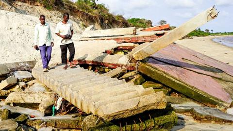 A collapsed house in Kipini by the beach in Kenya