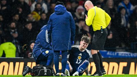 Ben Gannon-Doak receives treatment on an injury