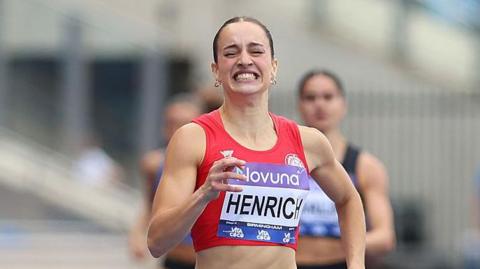 Charlotte Henrich pictured setting her previous 400m Welsh record