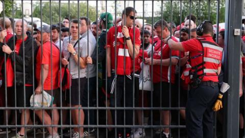 Liverpool fans unable to get into the Stade de France