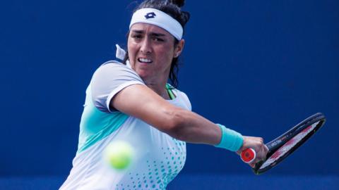 Ons Jabeur plays a forehand at a tournament in Cincinnati