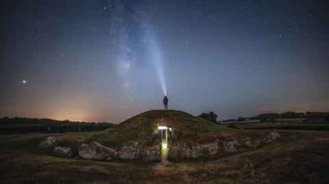 Y llwybr llaethog uwchben Bryn Celli Ddu