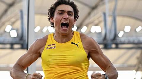 Mondo Duplantis celebrates breaking the world pole vault record