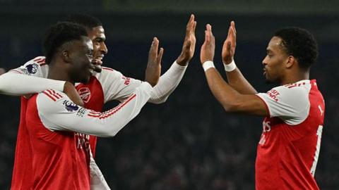 Arsenal celebrate Saka's goal