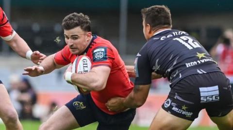 Shane Daly is tackled by Andre Esterhuizen