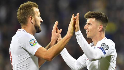 Harry Kane and Mason Mount celebrate