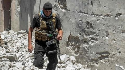 Iraqi soldier in the Old City of Mosul battling IS, 26 June 2017