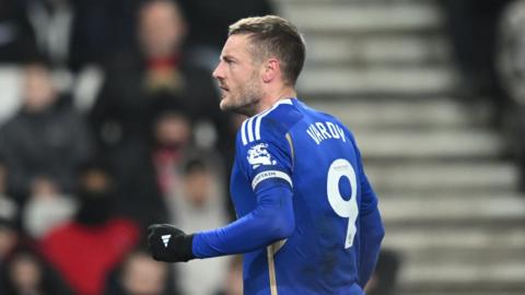 Jamie Vardy scores for Leicester