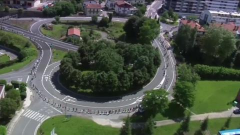 Basque human chain