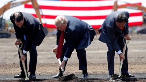 U.S. President Donald Trump (C) takes part in a groundbreaking with Wisconsin Governor Scott Walker (L) and Foxconn Chairman Terry Gou during a visit to Foxconn"s new site in Mount Pleasant, Wisconsin, U.S., June 28, 2018