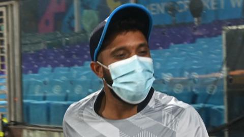 Sri Lanka captain Kusal Medis wears a face mask in smoggy conditions at the Arun Jaitley stadium in Delhi