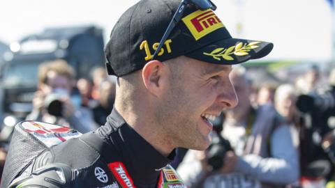 Jonathan Rea again had to settle for second place behind defending champion Toprak Razgatlioglu in the Superpole race at Donington Park