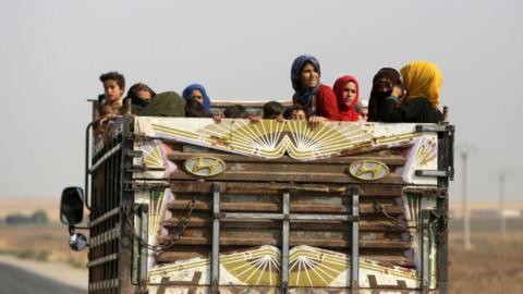 Syrian Kurds flee Kobani