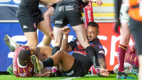 Krisnan Inu scoring for Salford