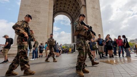 troops at arc, 2 july