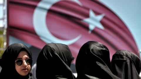 Women wearing veils demonstrate in support of Turkey's President Erdogan (19 July 2016)