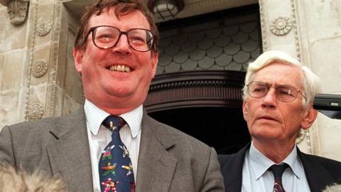 Former First Minister David Trimble and former Deputy First Minister Seamus Mallon face the microphones in 1998