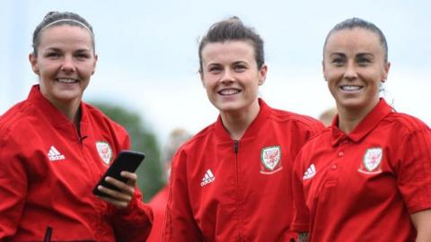 Loren Dykes, Hayley Ladd a Natasha Harding