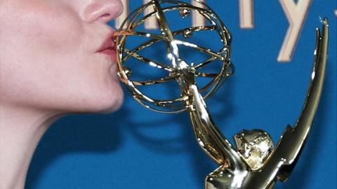 Julia Garner kisses her Outstanding Supporting Actress In A Drama Emmy Award