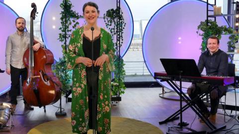 Deirdre Ghreumach agus a còmhlan