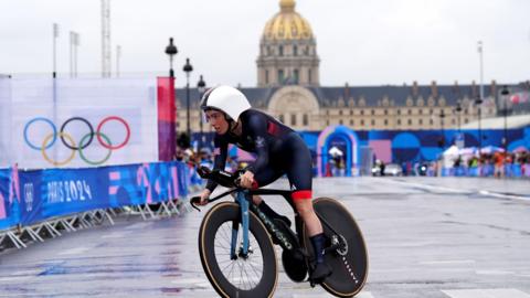 Anna Henderson cycling in Paris