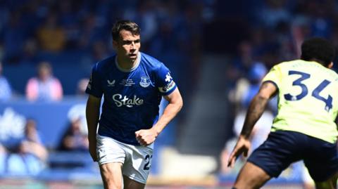 Seamus Coleman dribbles the ball out of defence against Southampton