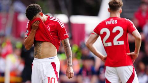 Nottingham Forest's Morgan Gibbs-White and Ryan Yates look dejected after drawing with Leicester