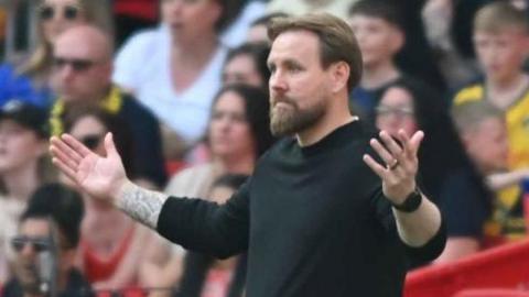 Manager Rob Elliot of Gateshead is gesturing during the Isuzu FA Trophy Final between Gateshead and Solihull Moors at Wembley Stadium in London, on May 11, 2024