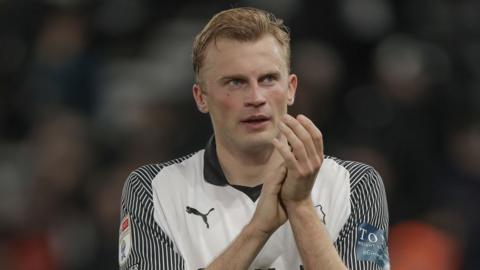 Sondre Langas claps Derby fans