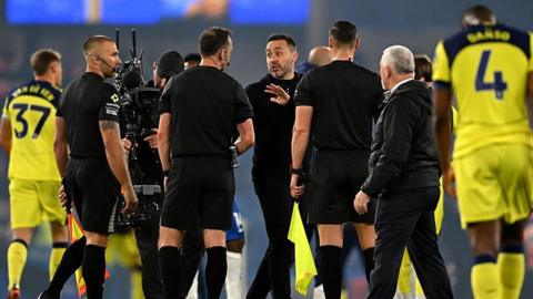 Roberto de Zerbi speaking to the officials after the match